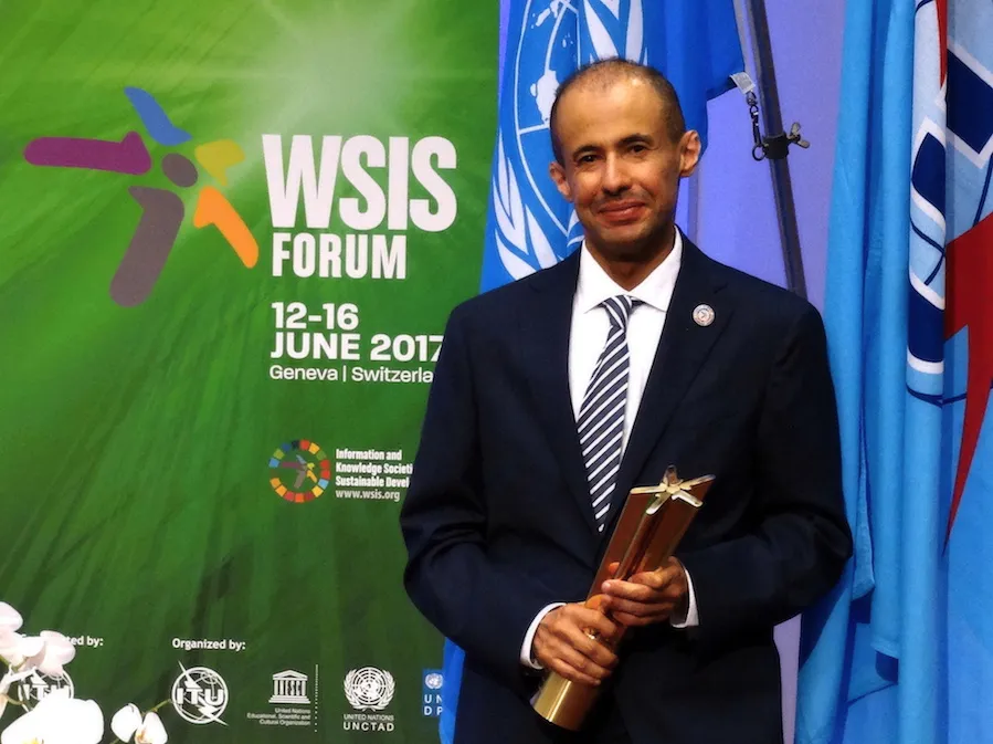 حاملاً درع جائزة WSIS في منتدى القمة العالمية ٢٠١٧.