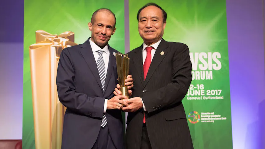 تسلّم جائزة WSIS 2017 من الأمين العام للاتحاد الدولي للاتصالات هولين جاو، جنيف، ١٣ يونيو ٢٠١٧.